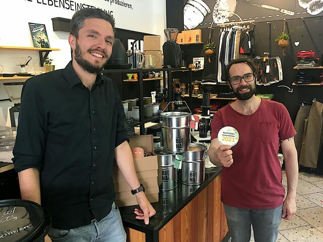 "Buna Coffee Roasters" röstet in Graz, achtet auf bio und Müllreduktion. Hier Christian Kozina vom Institut für Nachhaltiges Wirtschaften und Buna-Gründer Walter Jauk (v.l.)