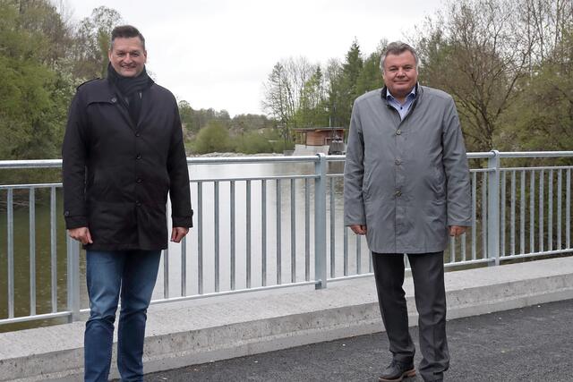 Pettenbachs Vizebürgermeister Michael Gruber (l.) und Infrastuktur-Landesrat Günther Steinkellner (r.) (beide FP) wohnten der Wiedereröffnung der Brücke bei.  | Foto: Land OÖ/Kauder