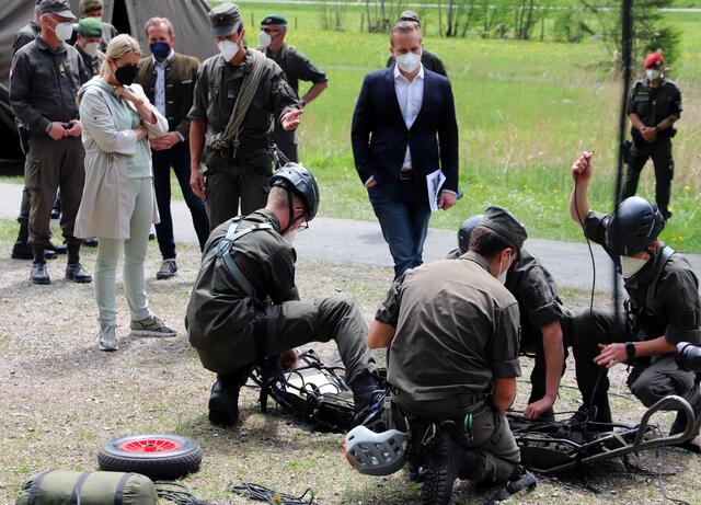 Die Ministerin staunte über die Professionalität der Soldaten. | Foto: Wolfgang Riedlsperger