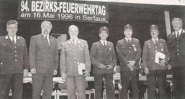 Vor 25 Jahren: "Die Geehrten Gen.-Bezirksreferent Helmut Wilhelmer, Kdt. Gustav Handle, Kdt. Josef Oberhofer, Kdt. Ernst Salner (v.l.) mit LFK Reinhold Greuter (li.), Bgm. Georg Mangott (2.v.li.) und BFK Hubert Ostermann (re.). | Foto: Blickpunkt-Archiv