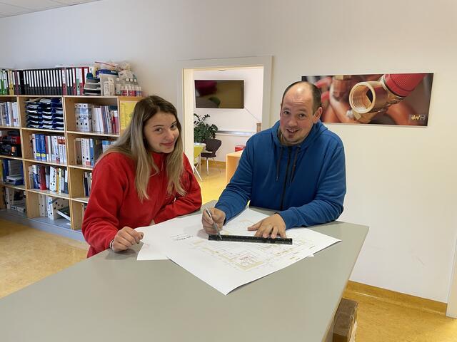Katharina Zechner aus Freistadt mit dem Technischen Geschäftsführer der Firma EWH, Thomas Freynschlag aus Gutau.