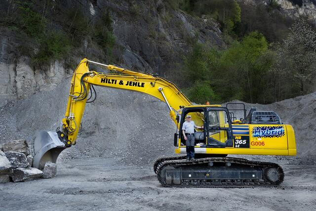 Test erfolgreich bestanden: Harald Lescher mit dem neuen Hybridbagger mit elektrischen Schwenkbewegungen. | Foto: Hilti &amp; Jehle 