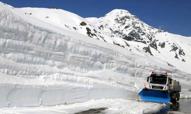 Derzeit türmen sich neben der Großglockner Hochalpenstraße noch meterhohe Schneewände. | Foto: Gottfried Maierhofer