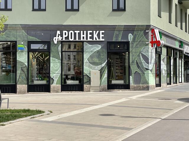 Durch die Bereitschaftsdienste ist man in Favoriten auch am Wochenende und in der Nacht nie weit entfernt von einer offenen Apotheke. Das Bild zeigt die Apotheke U1 Troststraße in der Favoritenstraße 163.