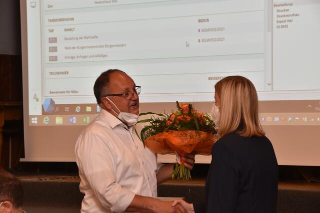 Vizebürgermeister Thomas Kölli gratuliert Daniela Kampfl zur Wahl.