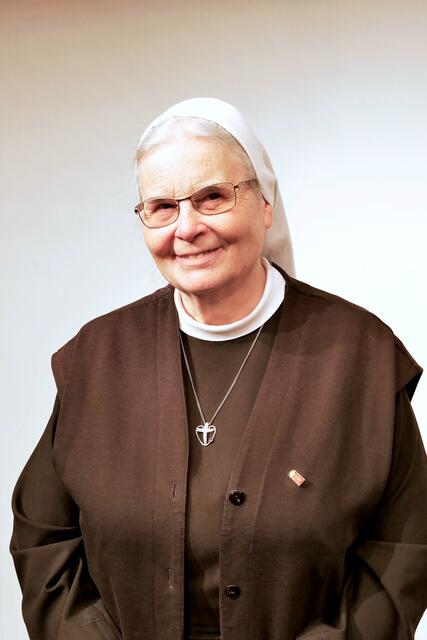 Der Dank der Generaloberin Sr. Dr. Maria Gerlinde Kätzler richtet sich an Land und Gemeinde, die MitarbeiterInnen im Krankenhaus sowie an alle die am Bauprojekt mitgewirkt haben.