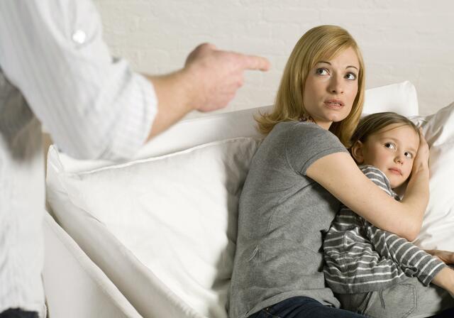 Gewalt innerhalb der Familien kennt viele Facetten. Wer betroffen ist, sollte Hilfe in Anspruch nehmen. | Foto: MEV