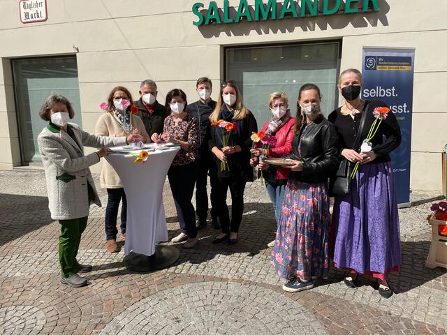 Die Kremser ÖVP-Gemeinderäte verteilen Gerbera am Samstag vor dem Muttertag | Foto: Doris Necker
