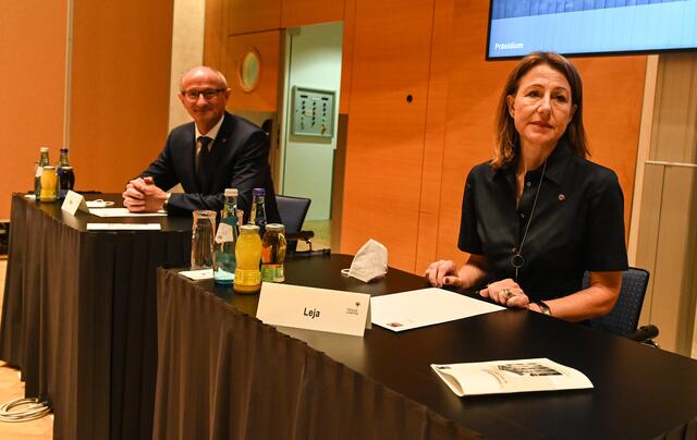Nahmen auf der Regierungsbank Platz: Annette Leja und Anton Mattle. | Foto: zeitungsfoto.at/Liebl