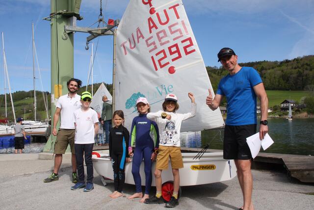 Jugendtrainer Florian Kopp (ganz links) und Jugendwart Clemens Mayerhofer (ganz rechts) mit einigen Nachwuchsseglern des Segelclub Mattsee. | Foto: Segelclub Mattsee