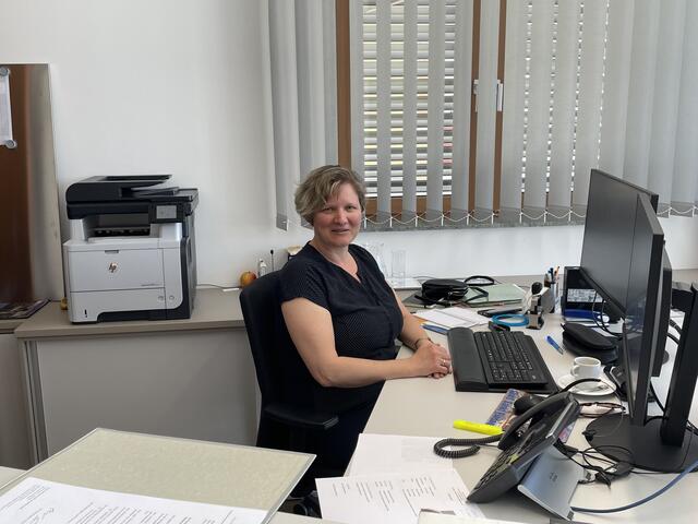 Amtsleiterin Sabine Zenz freut sich über ihr geräumiges Büro. | Foto: Susanne Veronik