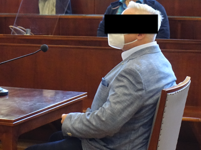 Der Angeklagte vor Verhandlungsbeginn.