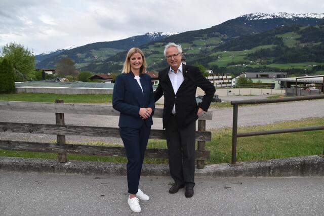 Die neue Bürgermeisterin Daniela Kampfl mit Altbürgermeister Peter Hanser.