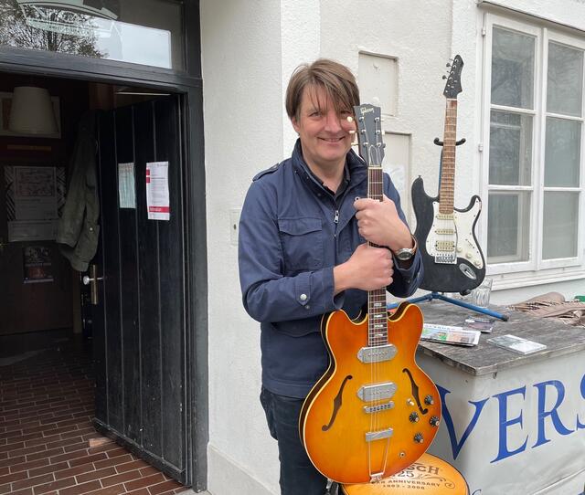 Die Leidenschaft für das Gitarrenspielen hat Stootsie früh für sich entdeckt. Akustisch orientiert er sich vor allem an den Musikern und Bands aus den 1960er Jahren.
