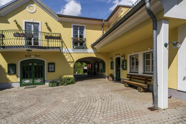 Das umgebaute Restaurant "Theater-Dorf-Wirt" im Theater- und Feriendorf Königsleitn.