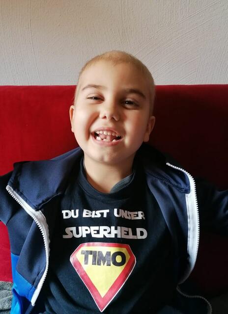 Das ist der tapfere Timo, dem ein Gehirntumor entfernt wurde.