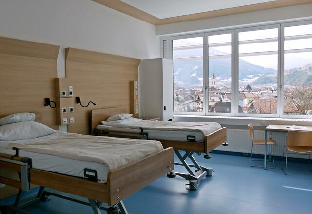 Helle, komfortable Räume mit Ausblick auf die Berglandschaft sorgen für eine angenehme Atmosphäre.