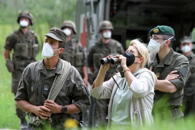 Die Verteidigungsministerin staunte über das Können der Soldaten des Gebirgskampfzentrums. | Foto: Wolfgang Riedlsperger