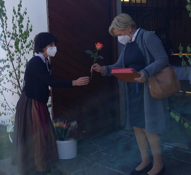 Pfarrgemeinderätin Tanja Slemenik-Bornemisza beim Verteilen der Muttertagsrosen.