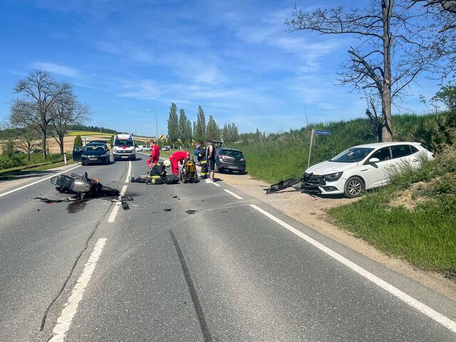 Ein Motorrad und ein PKW stießen auf der B1 zusammen | Foto: FF Dietersdorf
