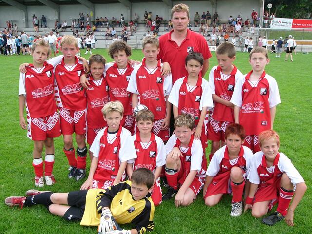 Archivbild aus der roten Vergangenheit: Trainer Herfried Sabitzer mit Sohn Marcel (vorne, 2.v.l.), Michael Gregoritsch (vorne, Mitte) und Co. | Foto: H. Rienessel