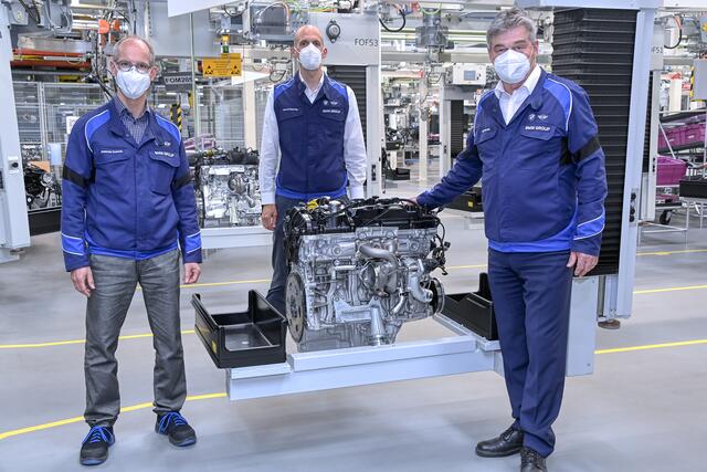 V.l.: Alexander Susanek (Geschäftsführer), Dominik Spanring (Leiter Motorenmontage) und Josef Heinrich (Leiter Logistik) mit dem 25 millionsten Motor, der im Steyrer Werk vom Montageband lief.