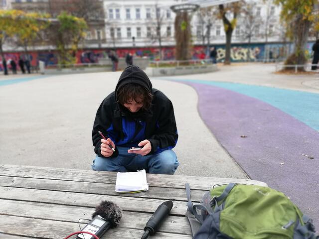 Bei der Audio-Recherche von Greta Egle und Maximilian Schimke. | Foto: Dlabaja