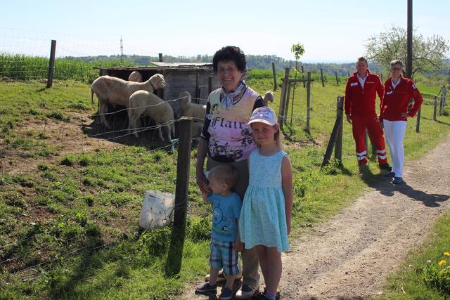 Foto mit Patientin (von rechts): Oberärztin Karin Krall, Notfallsanitäter Thomas Leonhartsberger, Maria P. mit Urenkerl David und Lisa