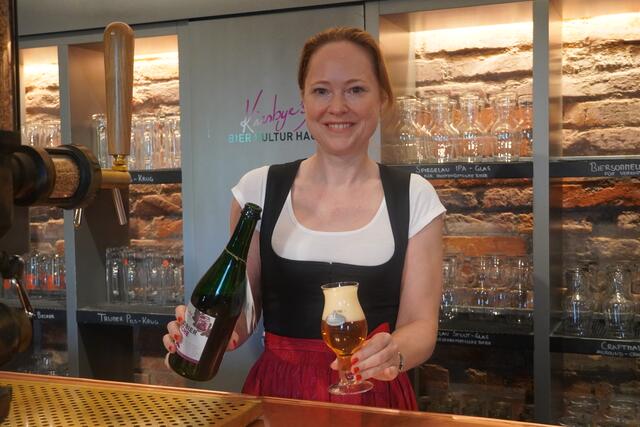 Marion Weinberger ist diplomierte Biersommeliere, sie weiß, welches Bier am besten zu welchem Gericht mundet. | Foto: Gertraud Kleemayr