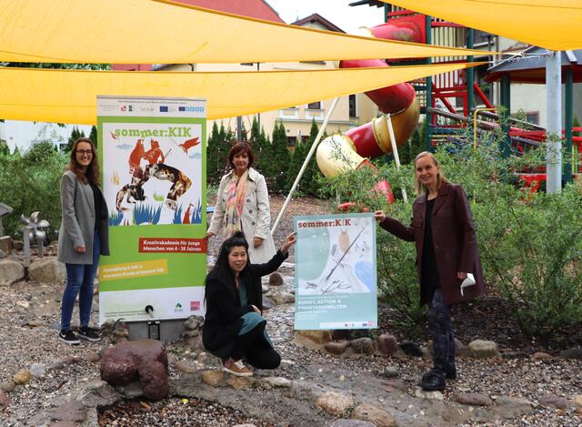 Andrea Silberberger (KUUSK Regionalmanagement), Ina Hsu (Künstlerin Plakat "sommer:KIK"), Birgit Obermüller (Obfrau des Bildungs- und des Integrationsausschusses des Stadt Kufstein), Andrea Achrainer (Projektleiter und Kuratorin) (v.l.) freuen sich auf zahlreiche Teilnehmer beim "sommer:KIK" 2021.  | Foto: Gredler