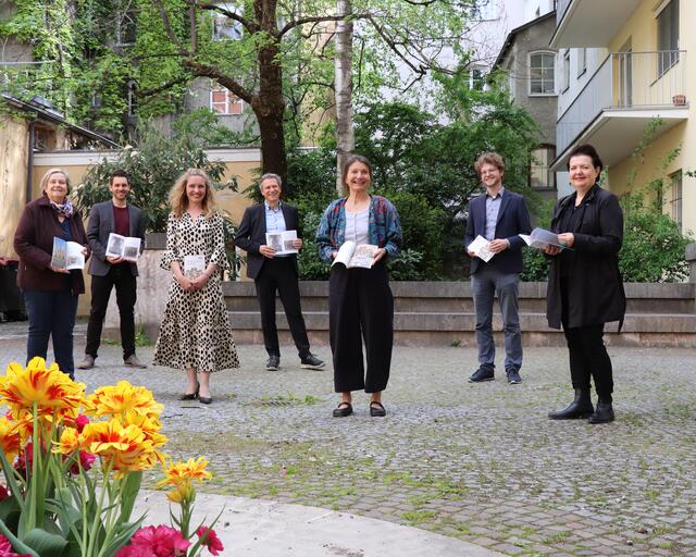 Die VeranstalterInnen mit Uschi Schwarzl und Kulturamtsleiterin Isabelle Brandauer | Foto: Landeshauptstadt Innsbruck