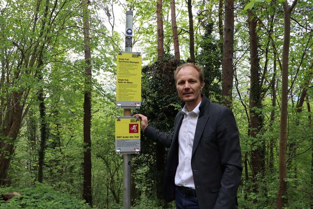Johannes Anzengruber zeigt, wo die Strecken 2021 ausgebaut werden.