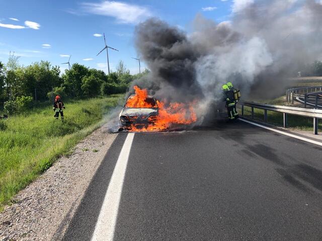 Bei der Abfahrt Gols/Mönchhof der A4 stand ein Auto in Flammen