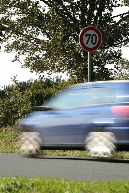 Der Lenker flüchtete mit 130 km/h, konnte schlussendlich angehalten und festgenommen werden. Die Fahndung nach den Mittätern läuft.