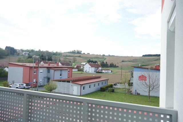 Von den Terrassen aus hat man einen herrlichen Blick über Kukmirn.  | Foto: Elisabeth Kloiber