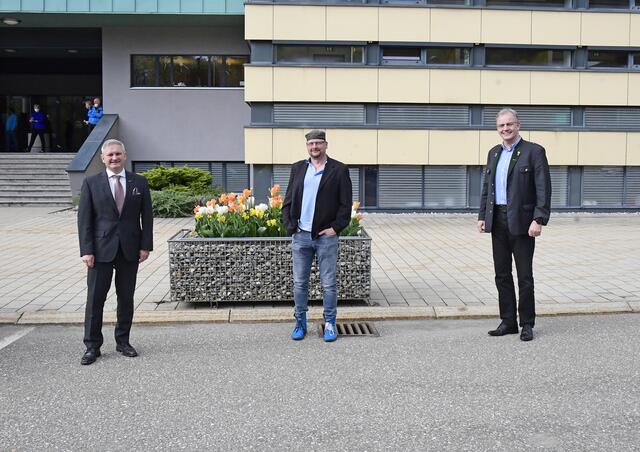 Am Foto von links nach rechts: Bgm. Christian Sander, Mag. Joachim „Archie“ Hochörtler, VBgm. DI (FH) Peter Sattler | Foto: Stadtgemeinde Kindberg