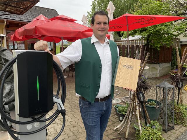 Als erster Gastronom im Bezirk stellt Alexander Lackner eine kostenlose E-Ladestation zur Verfügung. | Foto: Wiedner