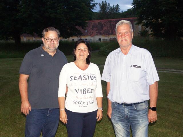 von li.: GR Michael Strozer (Vorsitzender des Sozial-Ausschusses) und GGR Manuela Bannauer (stv. Vorsitzende des Sozial-Ausschusses) mit Bürgermeister Peter Buchner | Foto: Matthias Pilter