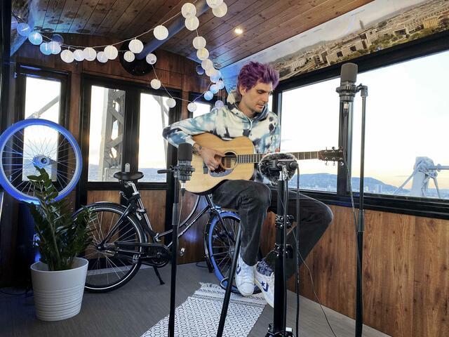 Am Freitag, 14. Mai, wird es musikalisch im Wiener Riesenrad. Der Fahrrad-Anbieter "Swapfiets" lädt zum Online-Konzert mit James Hersey.  | Foto: Philipp Mairhofer