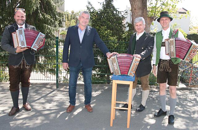 Allgemeine Freude über die drei neuen "Steirischen" mit Musikschullehrer Gregor Mörth, Vizebm. Karl Bohnstingl, Musikschul-Leiter Josef Deutschmann und Musikant und Lehrer Martin Gollob. | Foto: Gerhard Langmann