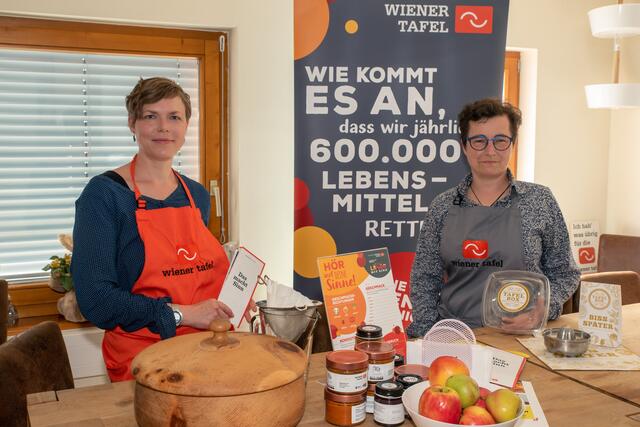 Monika Heis und Petra Gruber (v.l.) wissen, wie man die Qualität von Lebensmitteln selber einschätzen kann. | Foto: Markus Spitzauer
