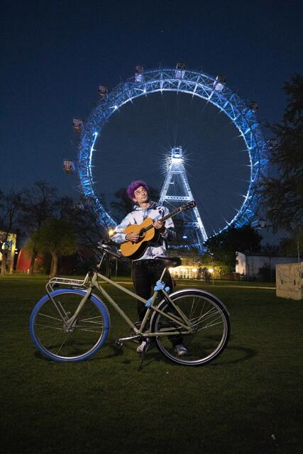 Mit der "Blue Wheel Session" mit James Hersey will Swapfiets ein hoffnungsvolles und Zeichen aus dem Prater senden.