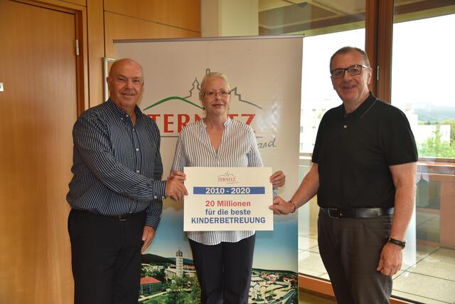 Stadtrat Franz Stix, Stadträtin Andrea Reisenbauer und Bürgermeister Rupert Dworak zogen eine eindrucksvolle Bilanz. zur Information: alle Personen am Foto haben vorher einen COVID-Test durchgeführt, der negativ war. | Foto: Robert Unger/Stadtgemeinde Ternitz
