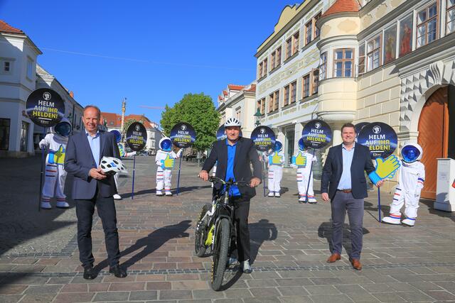 Um Verletzungen im Kopfbereich vermeiden zu können, animieren die AUVA und das KFV mit der Aktion „Helm auf ihr Helden!“ RadfahrerInnen zum Tragen eines Fahrradhelms. Die Aktion gastiert von 11. bis 15. Mai in Eisenstadt. | Foto: Kuratorium für Verkehrssicherheit/APA-Fotoservice/Hautzinger