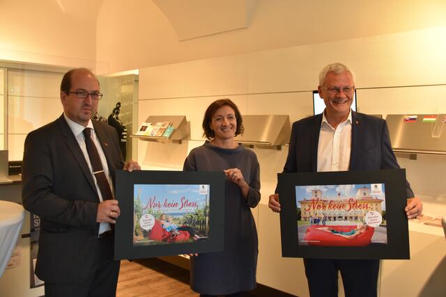 Tourismusobmann Jochen Lehner, Geschäftsführerin Margit Sommer und Bürgermeister Thomas Steiner stellten letztes Jahr die Tourismus-Kampagne "Nur kein Stress" vor – heuer wird sie fortgeführt.