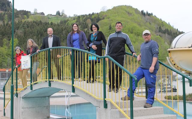 Eva Hottenroth von den Badrettern, Susanne Engelmayer, Bürgermeister Franz Aigner, Alena Fallmann, Andrea Kraus von den Badrettern, die Bademeister Peter Frosch und Martin Nikl-Zinner | Foto: Stadtgemeinde Scheibbs