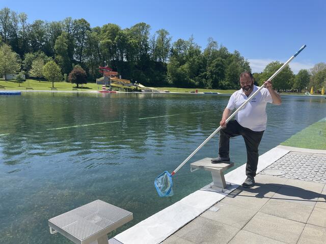 Die letzten Arbeiten werden erledigt: Freibadleiter Andreas Rindler kann den Saisonstart im Freibad Fürstenfeld am 22. Mai kaum erwarten.