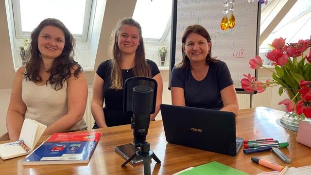Anna Fröstl, Verena Karner und Birgit Scharitzer-Aubell bringen wöchentlich eine Podcast-Folge zu den verschiedenen Textsorten in den Sprachen heraus. | Foto: privat