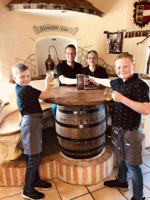 Markus und Claudia Gregorn und die beiden Söhne Alexander (rechts) und Andreas (links) freuen sich auf die Neueröffnung. | Foto: Privat