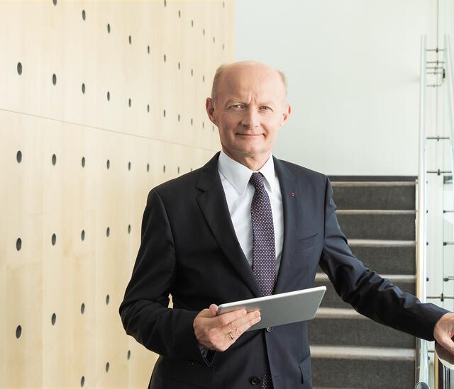 "Nach einem sehr guten Start ins Jahr sehen wir die Zuversicht nicht nur bei den Unternehmen, sondern auch im Privatkundengeschäft“, sagt Generaldirektor Franz Gasselsberger.  | Foto: Peter Rigaud